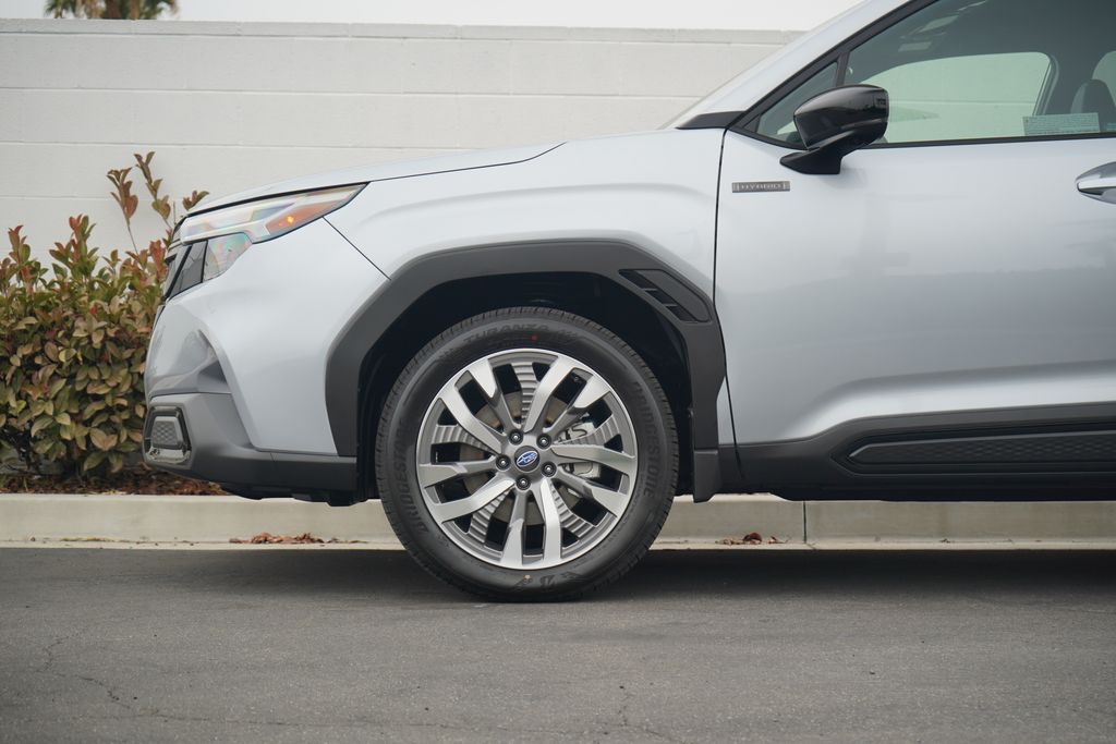 2025 Subaru Forester Touring photo 2