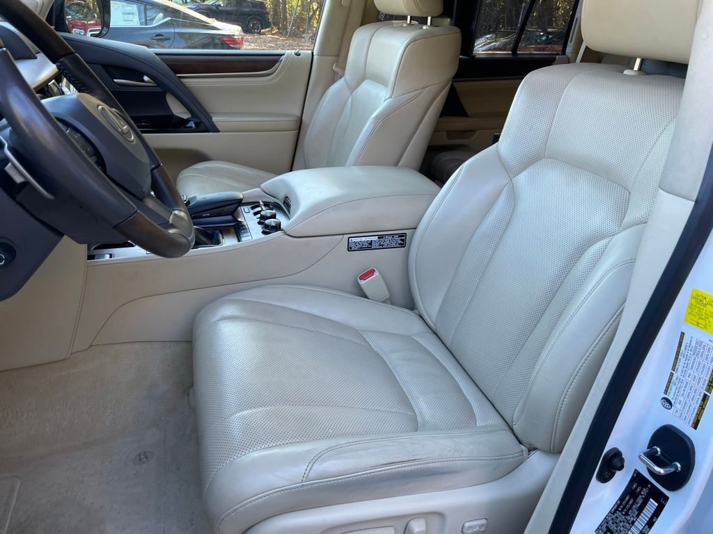 2016 Lexus LX 570 photo 2
