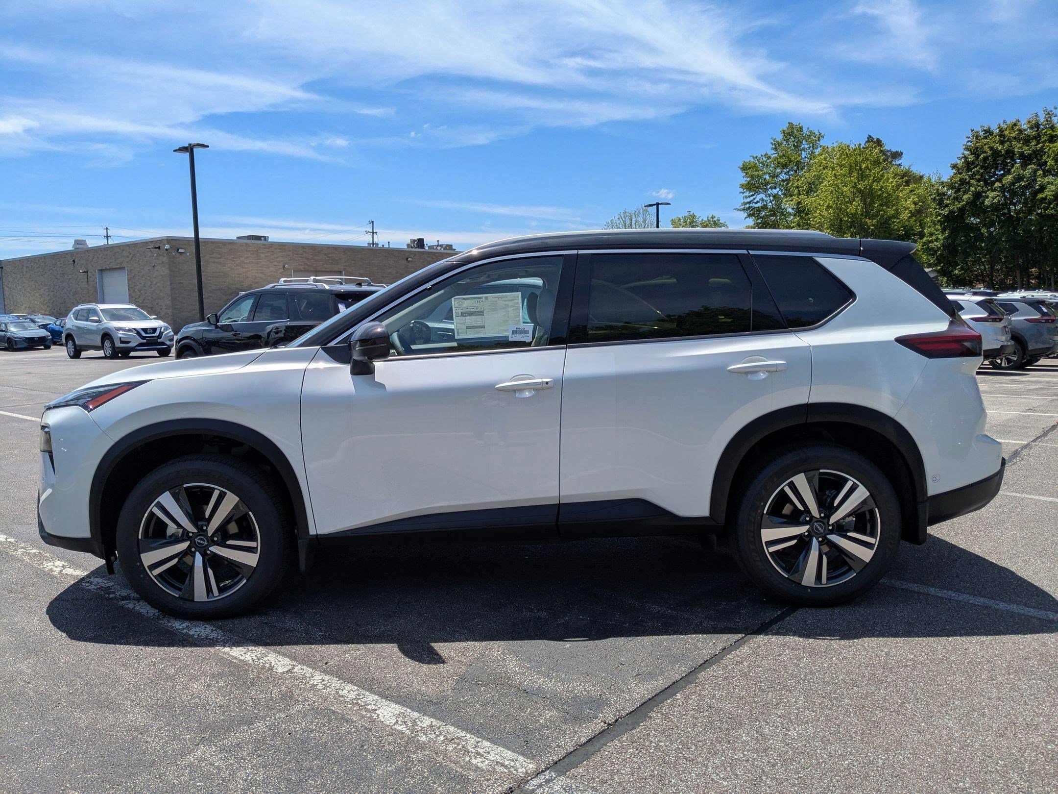 2025 Nissan Rogue SL photo 9