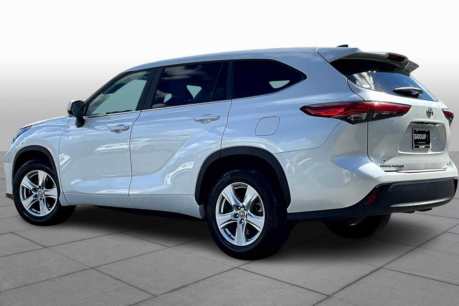 2023 Toyota Highlander LE photo 11