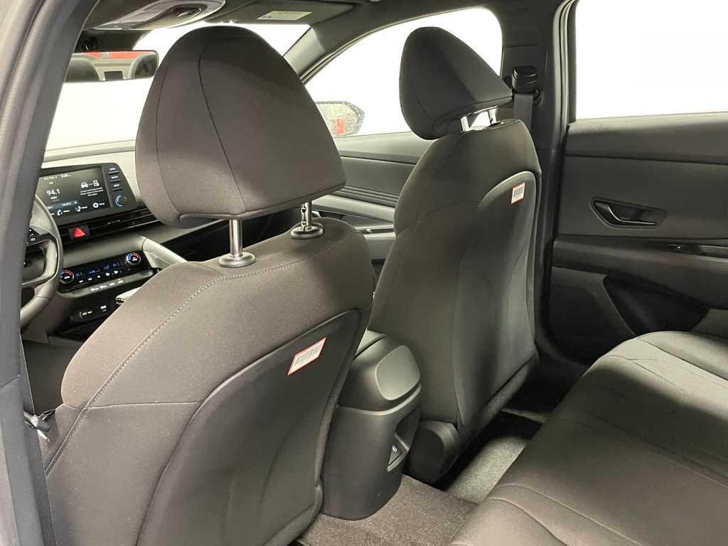 2025 Hyundai Elantra SEL Sport photo 18