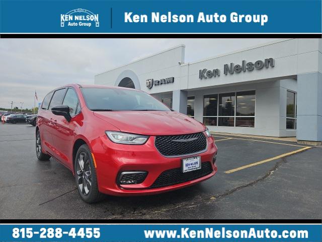 2026 Chrysler Pacifica Select's photo