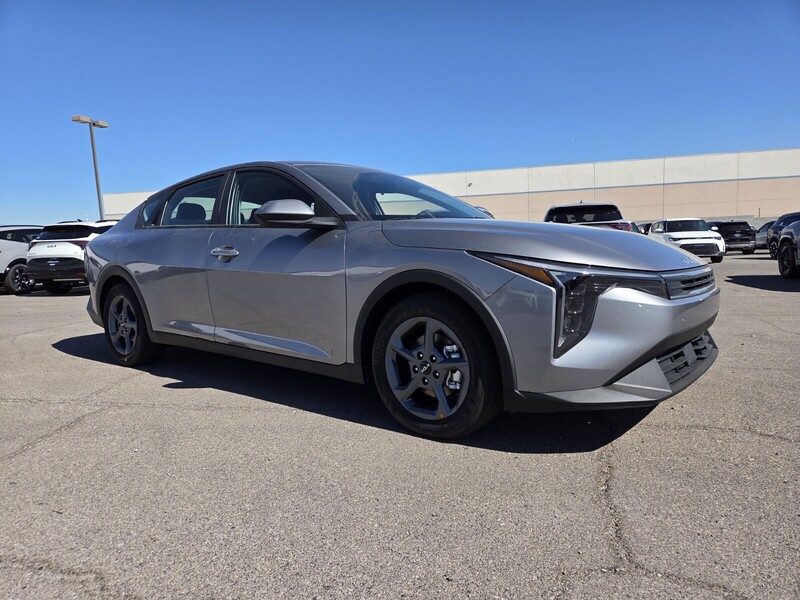2025 Kia K4 LXS photo 2