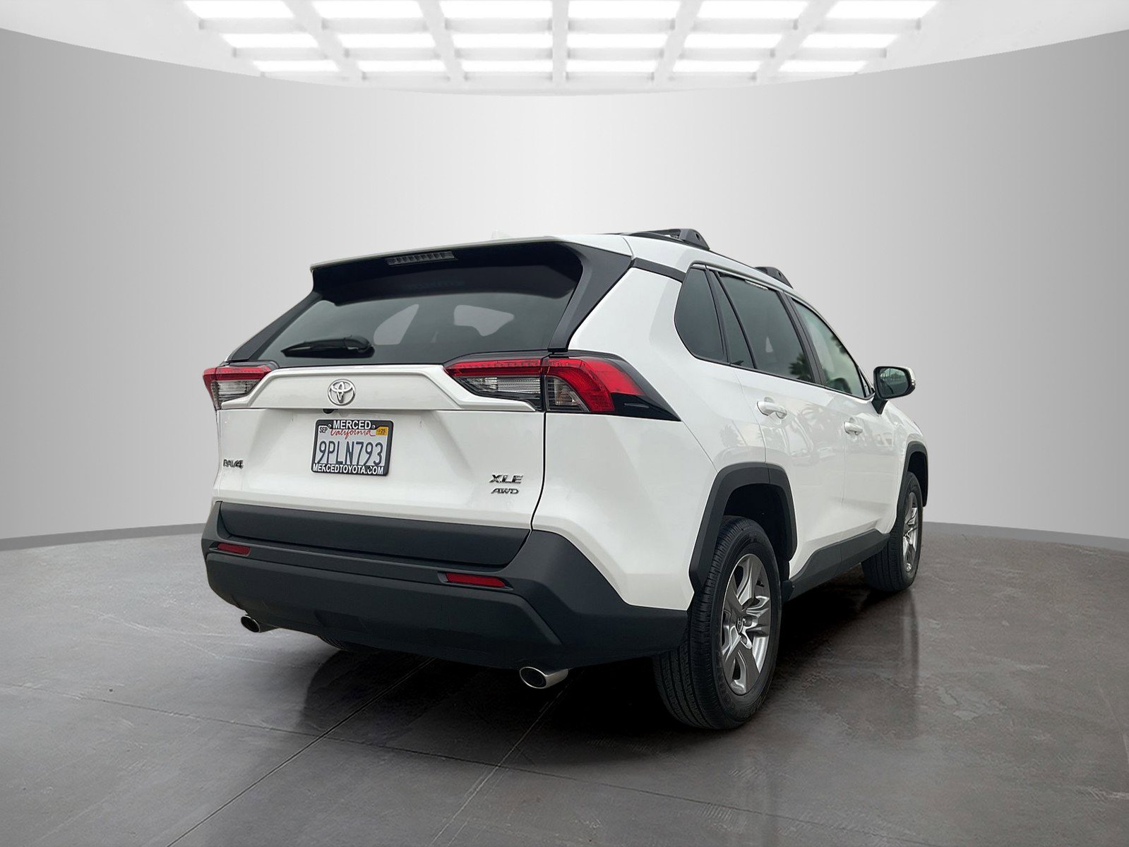 2024 Toyota RAV4 XLE photo 3
