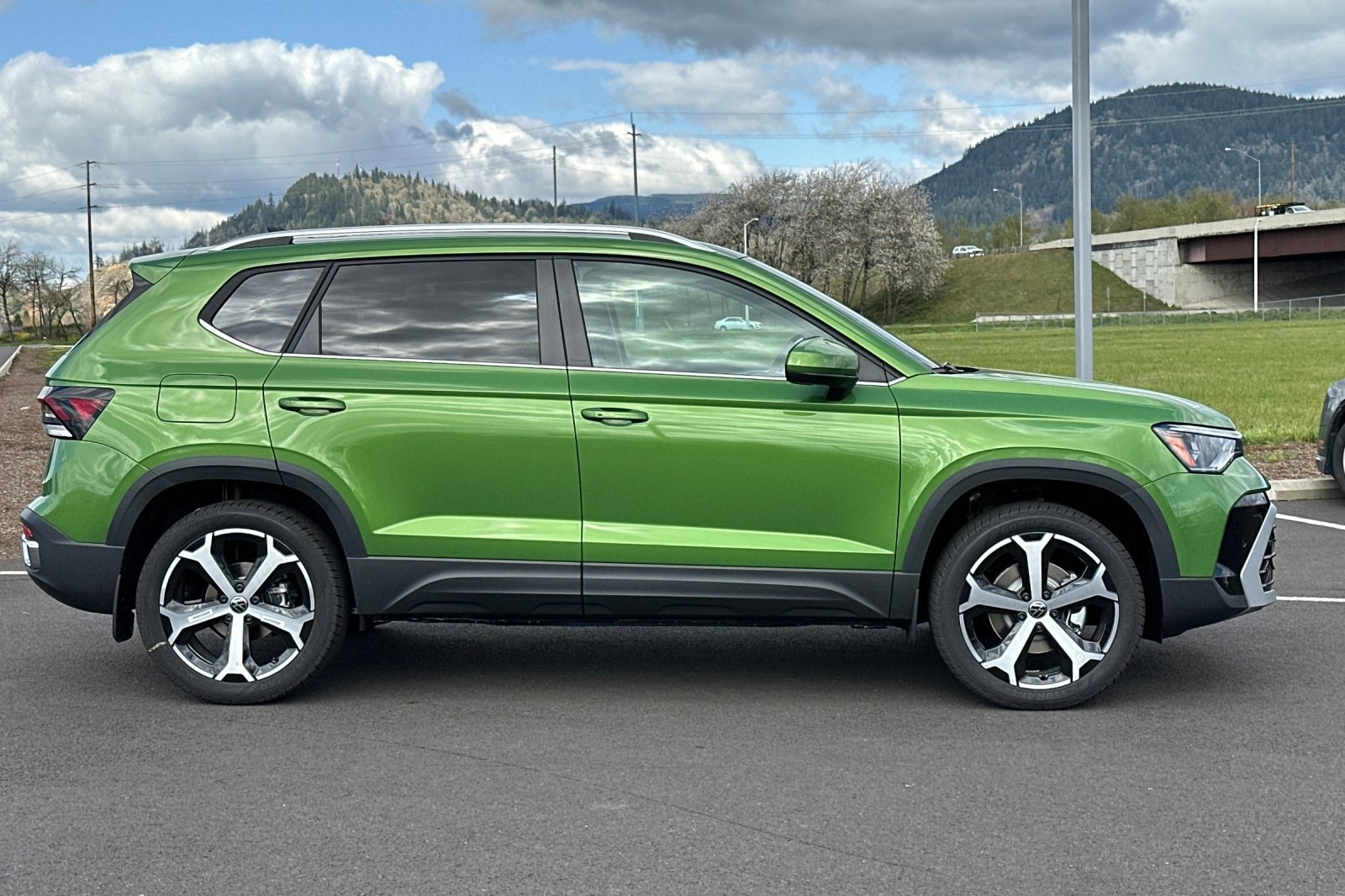 2025 Volkswagen Taos SEL photo 2