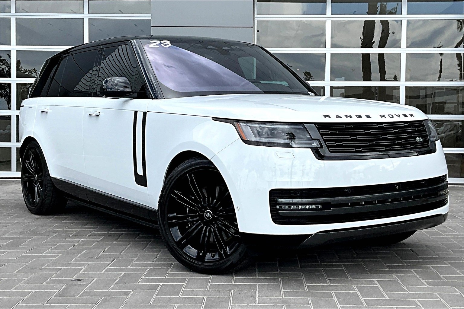 2023 Land Rover Range Rover SE photo 3