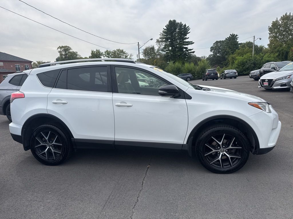 2018 Toyota RAV4 SE photo 4