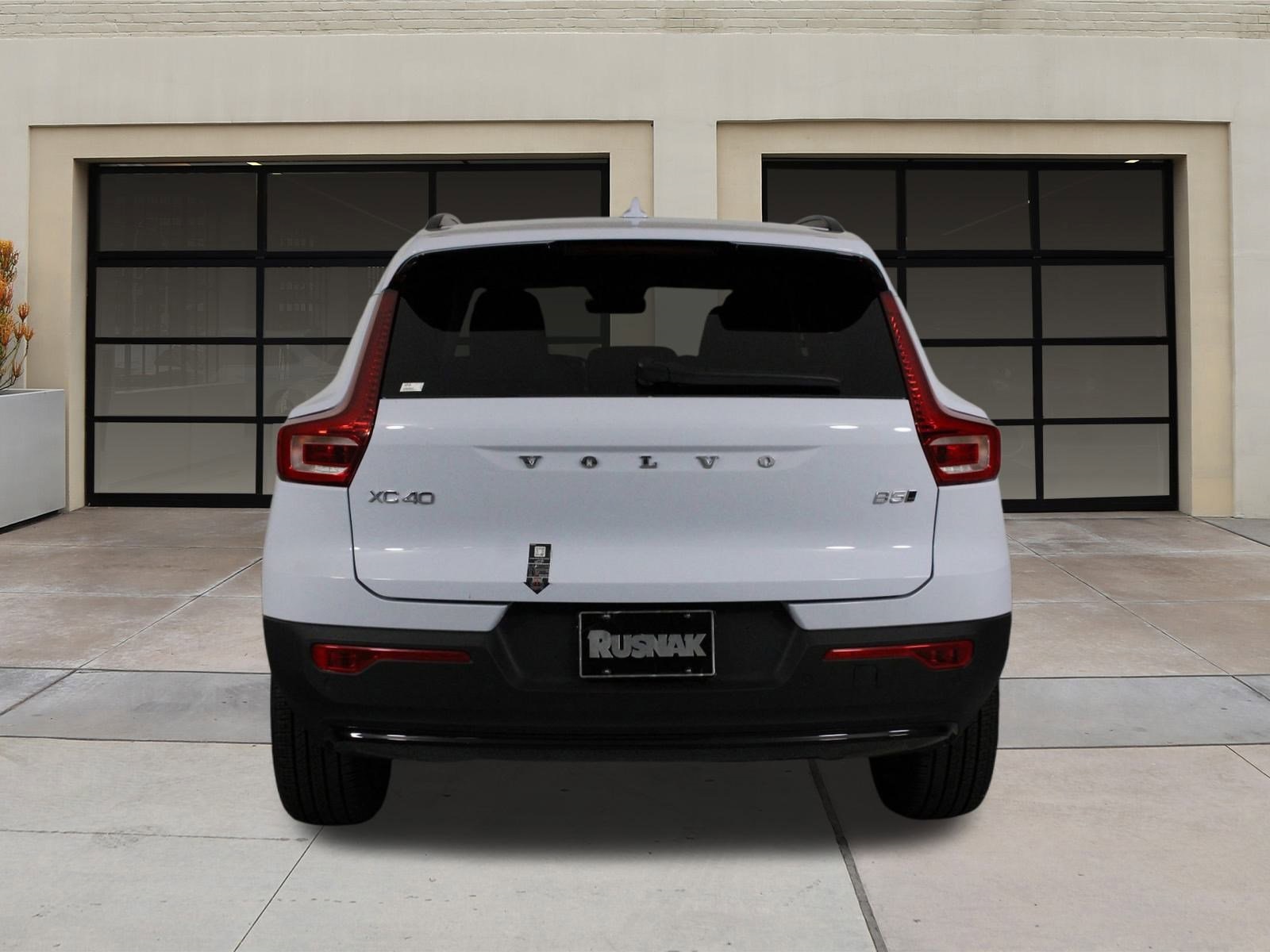 2025 Volvo XC40 Plus photo 3
