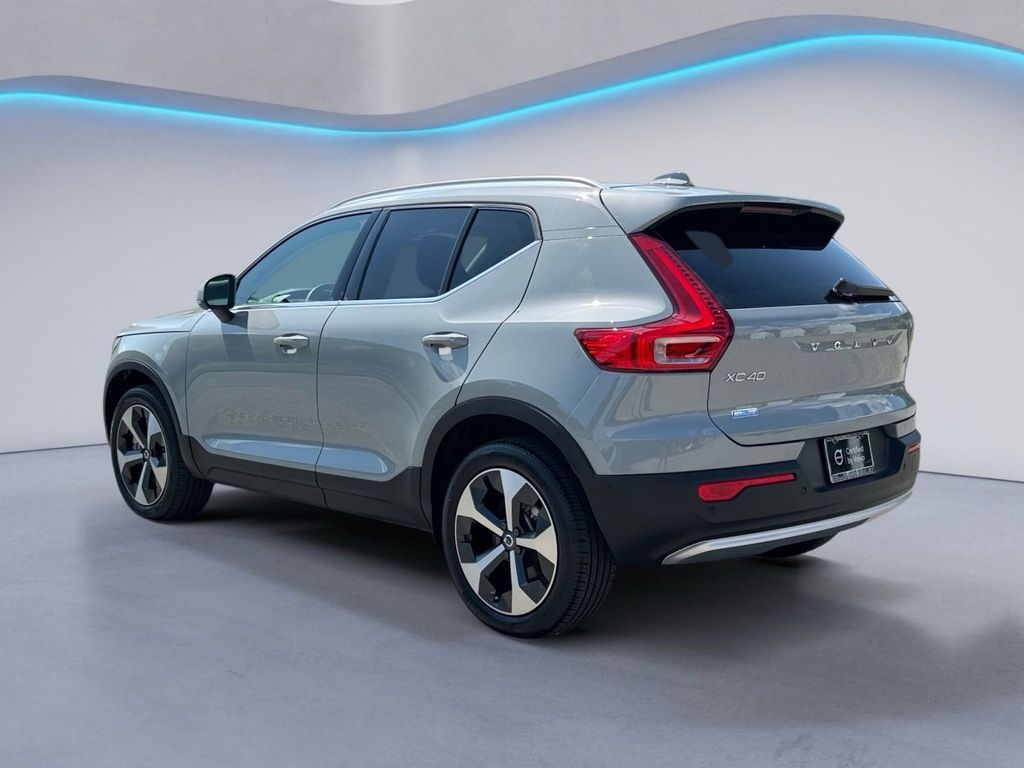 2024 Volvo XC40 Plus photo 3
