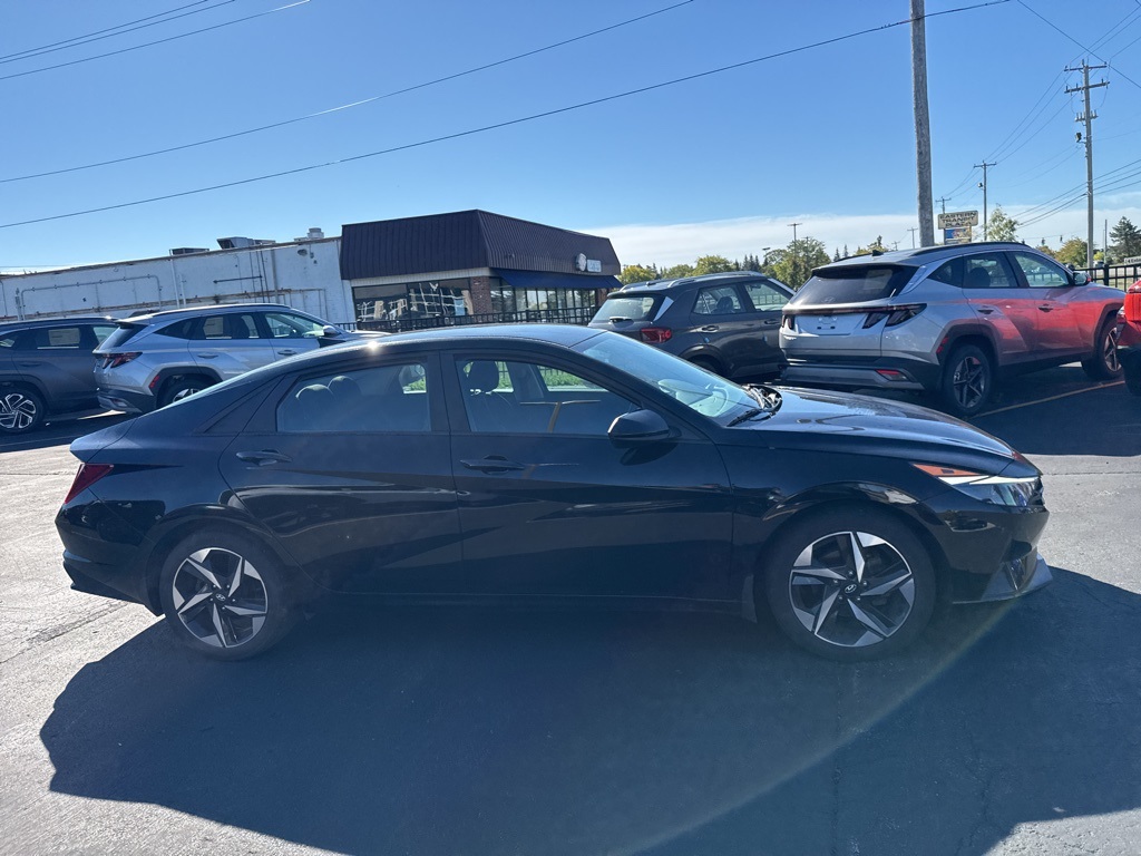 2023 Hyundai Elantra SEL photo 2
