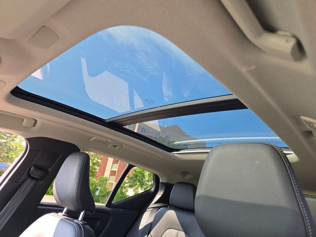 2024 Volvo XC40 Plus photo 25