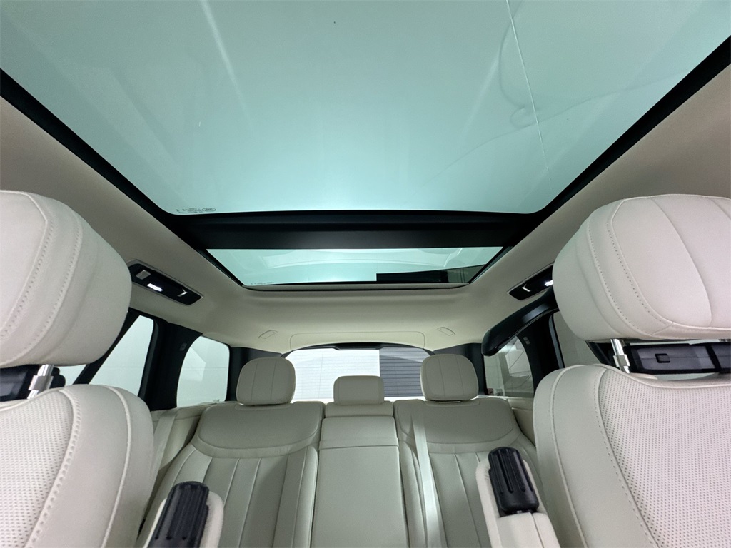 2025 Land Rover Range Rover SE photo 18