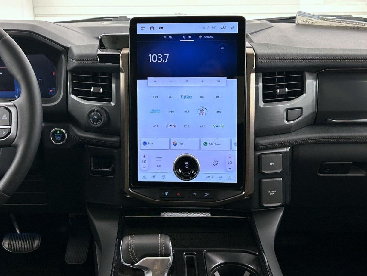 2025 Ford F-150 Lightning Lariat photo 9