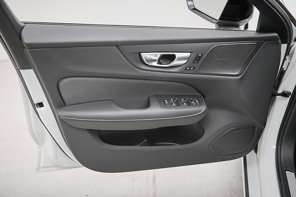 2025 VOLVO S60 - Image 9