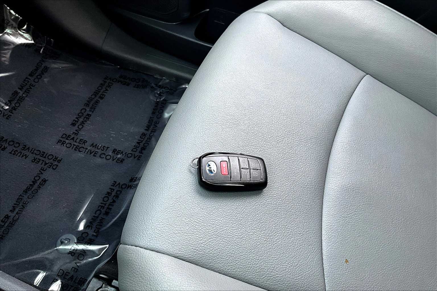 2024 Toyota Sienna XLE photo 13