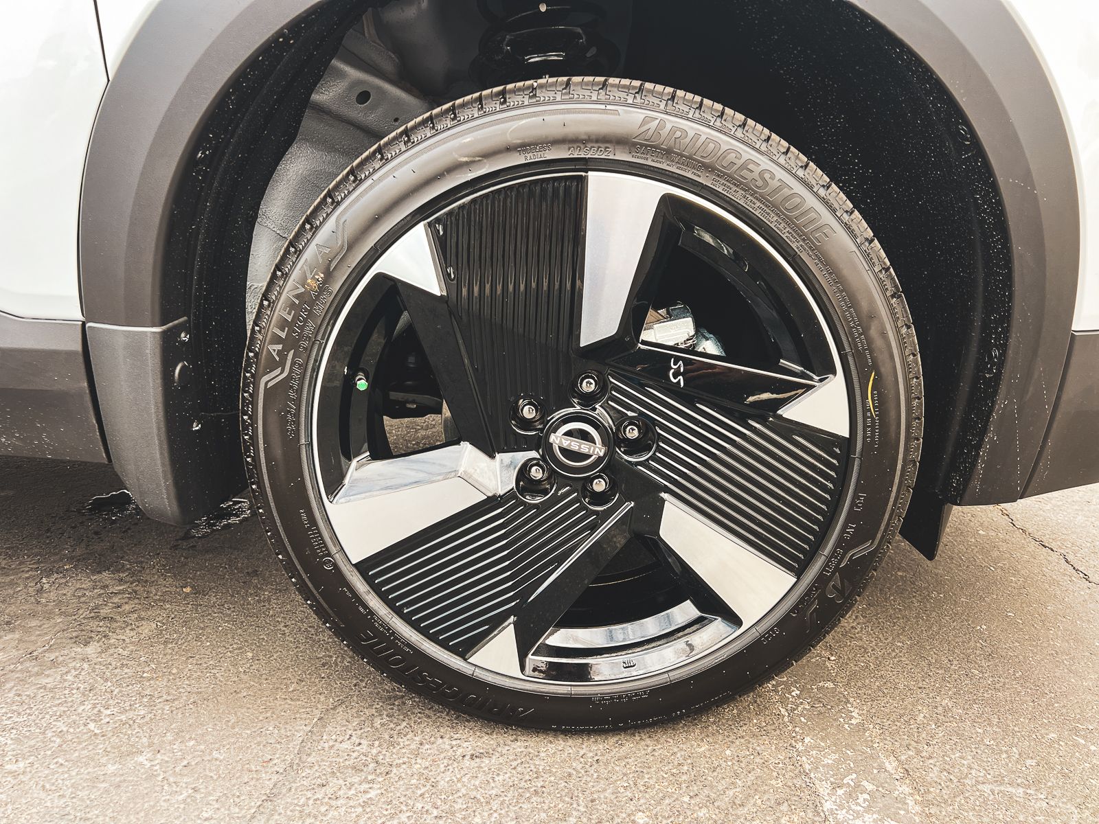 2026 Nissan Kicks SR photo 2