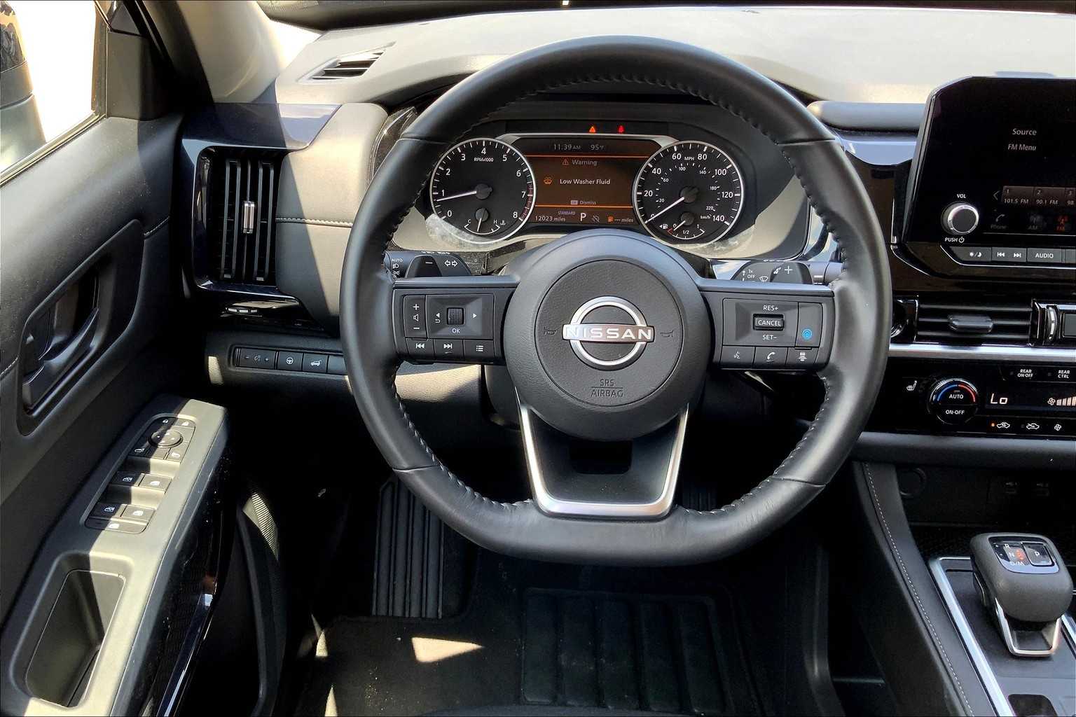 2025 Nissan Pathfinder SV photo 5