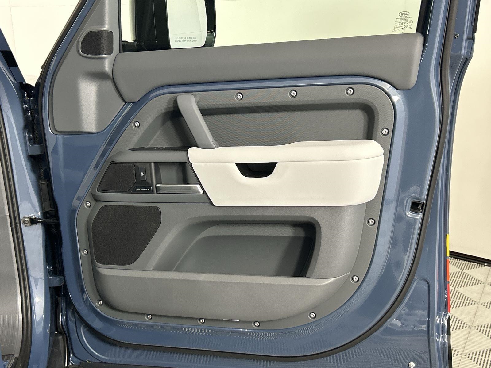 2025 Land Rover Defender 110 S photo 30