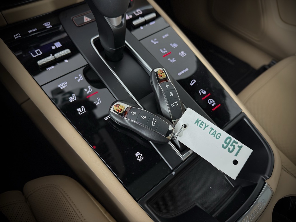 2025 Porsche Macan T photo 30