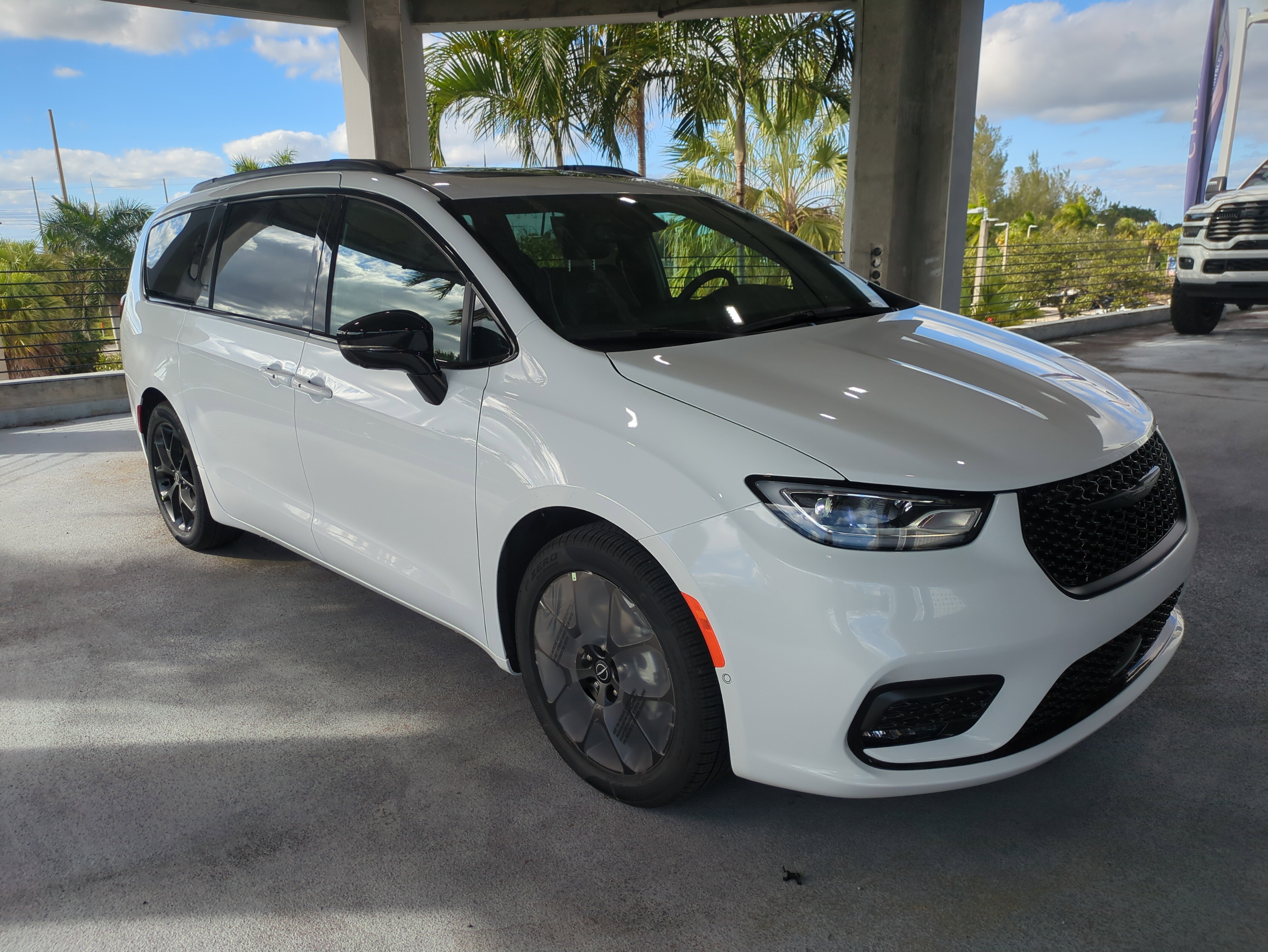 2026 Chrysler Pacifica Limited's photo