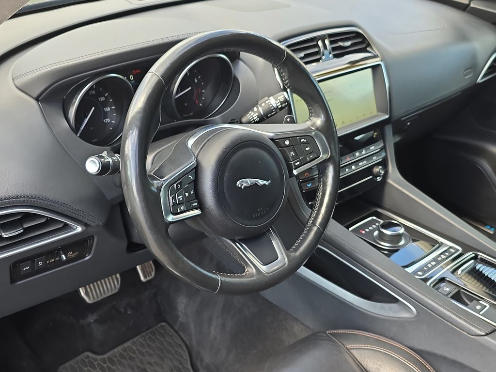 2019 Jaguar F-PACE Prestige photo 15