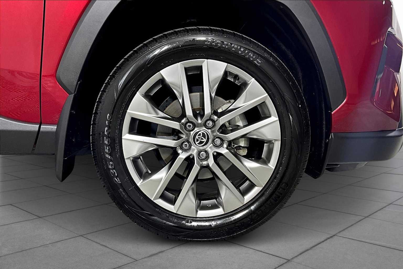 2023 Toyota RAV4 XLE Premium photo 9