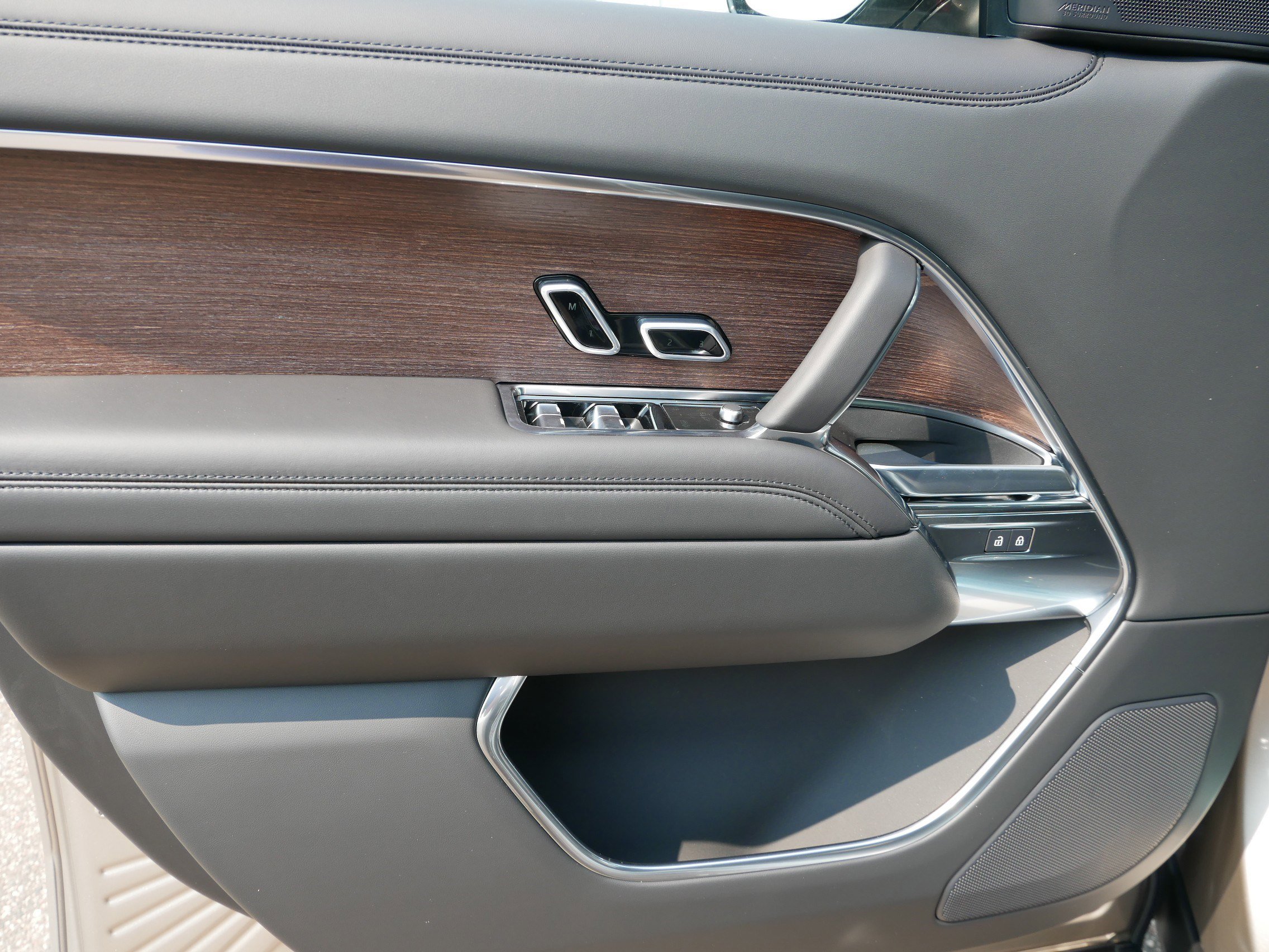 2025 Land Rover Range Rover SE photo 3