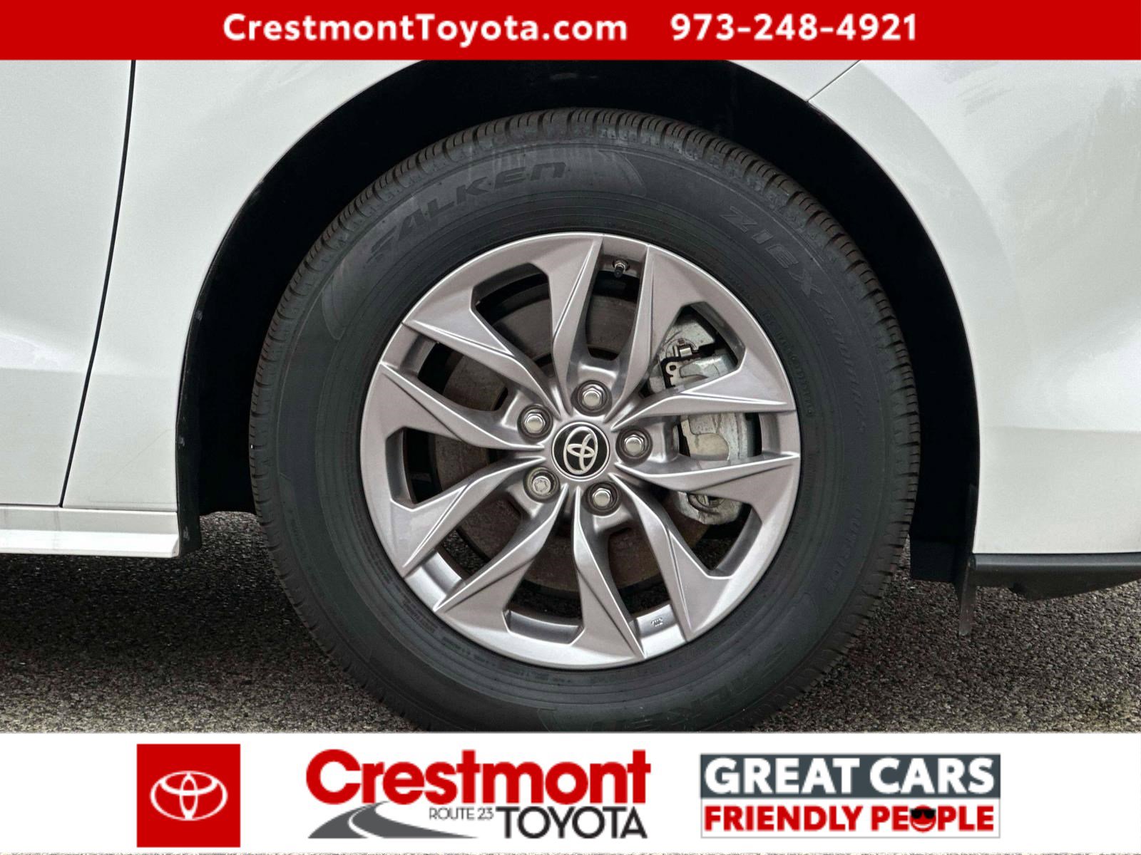 2025 Toyota Sienna LE photo 4