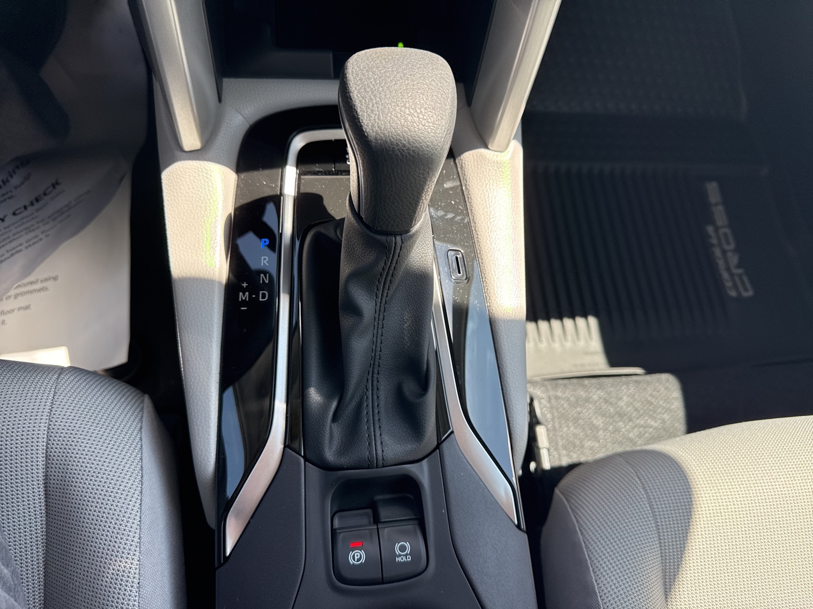 2025 Toyota Corolla Cross LE photo 19