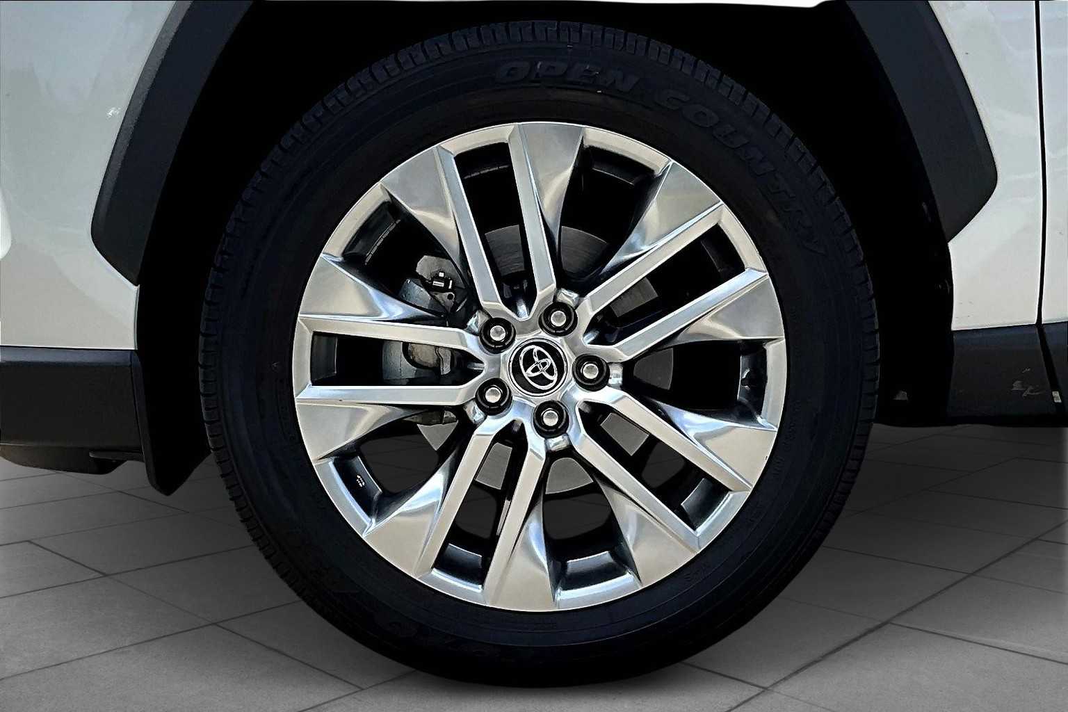 2021 Toyota RAV4 XLE Premium photo 9