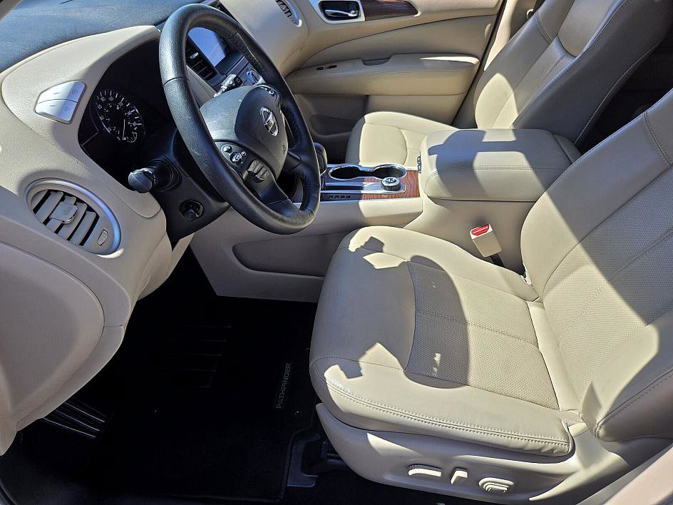 2020 Nissan Pathfinder Platinum photo 9