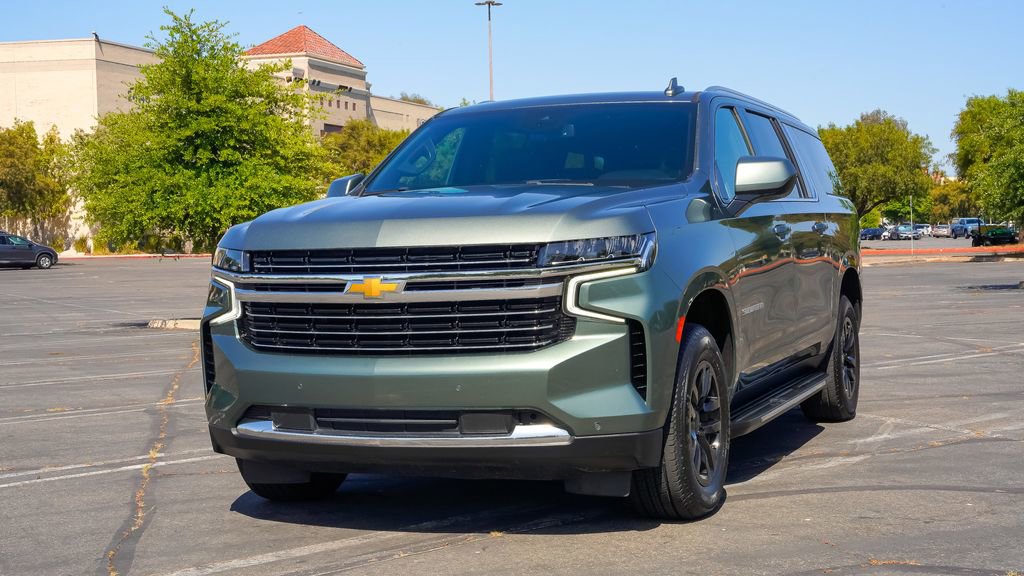 2023 Chevrolet Suburban LT photo 2