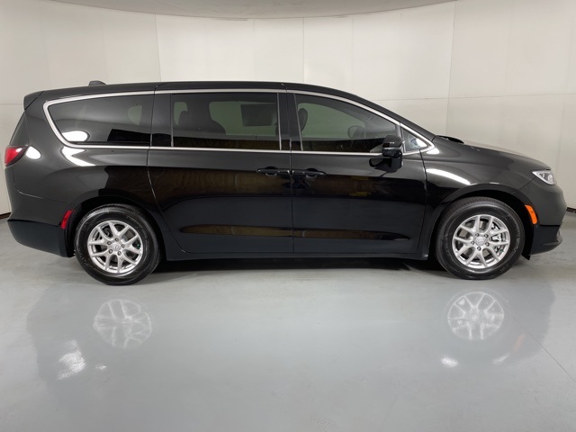 2026 Chrysler Pacifica photo 9