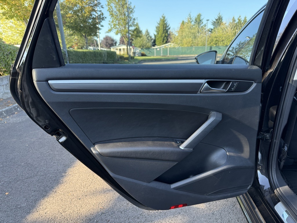 2016 Volkswagen Passat R-Line photo 18