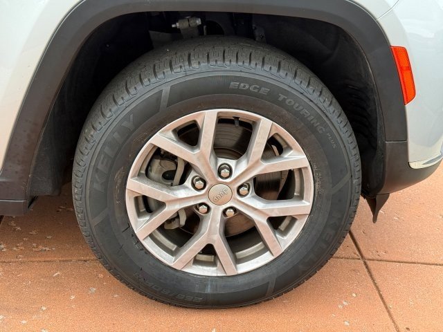 2022 Jeep Grand Cherokee Limited photo 2