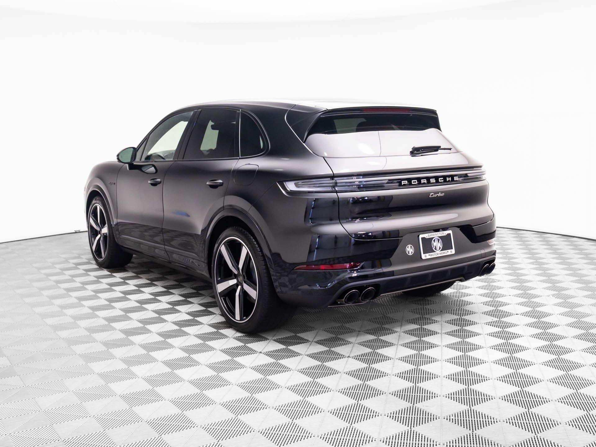 2025 Porsche Cayenne E-Hybrid Turbo photo 2