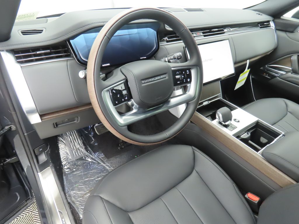 2025 Land Rover Range Rover SE photo 9
