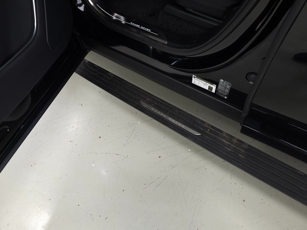 2025 Land Rover Defender 110 X-Dynamic SE photo 9
