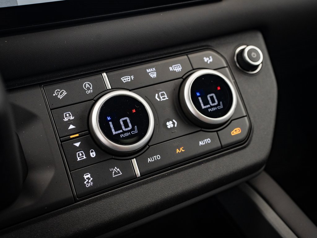 2025 Land Rover Defender 110 X-Dynamic SE photo 28