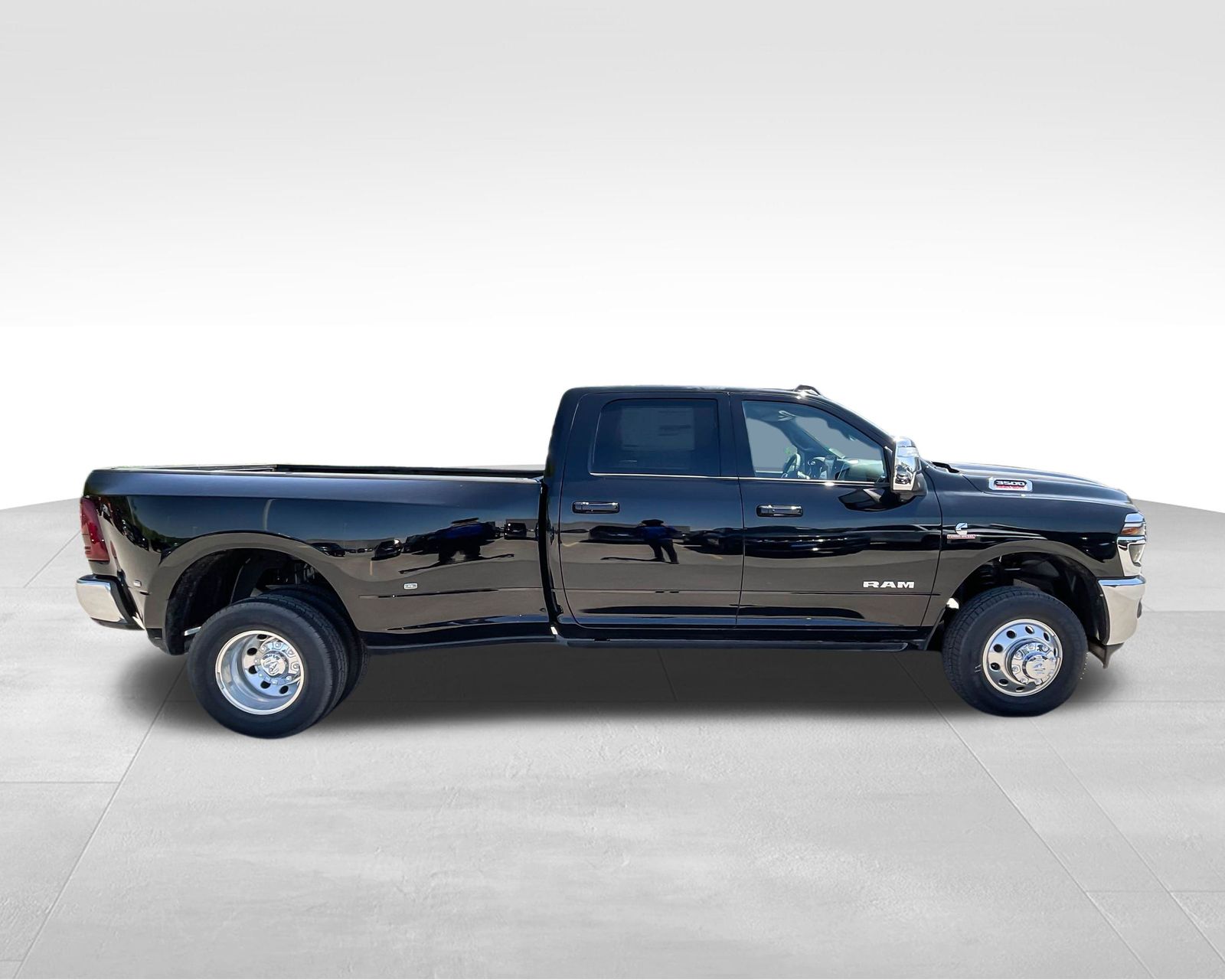 2025 Ram 3500 Laramie photo 4