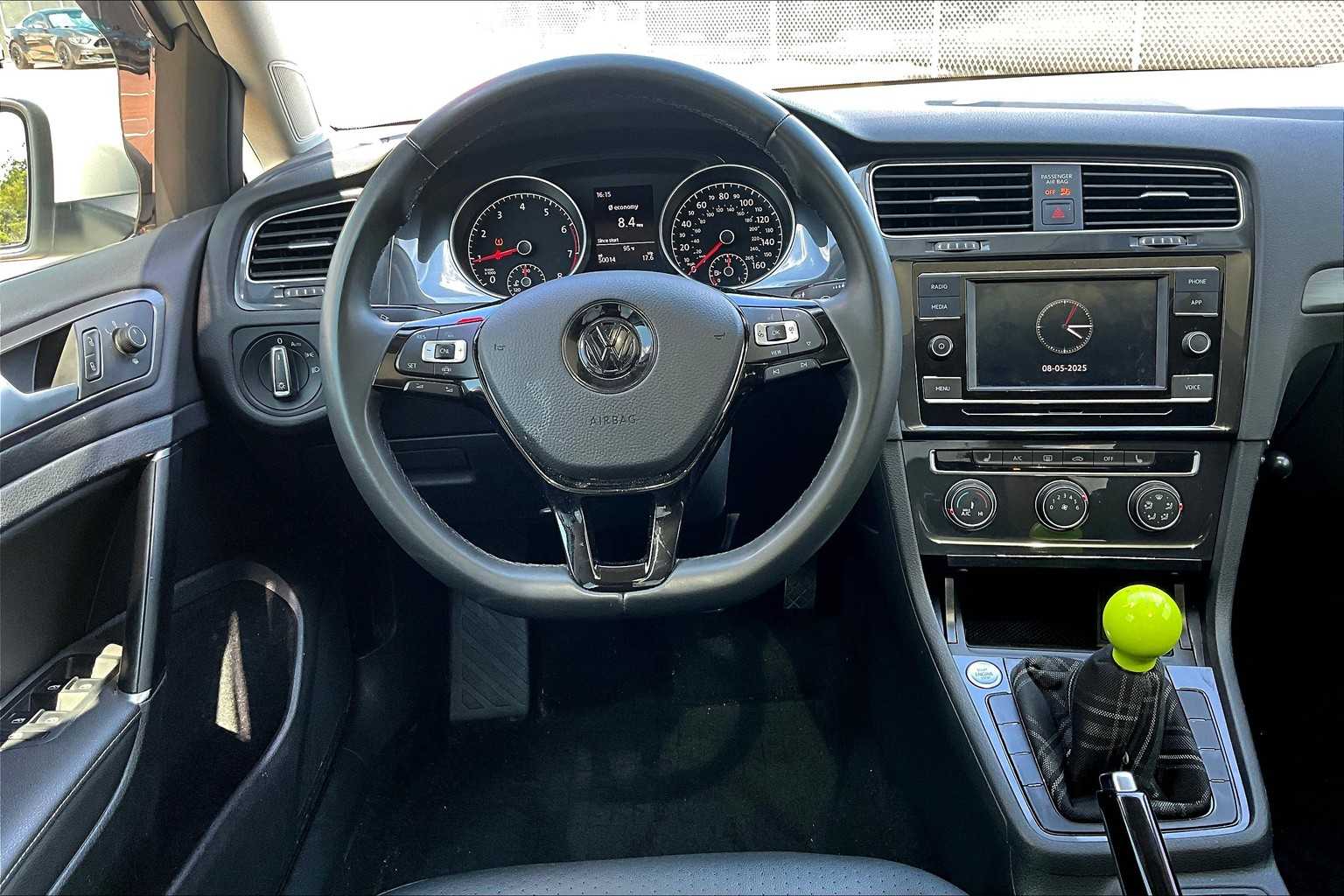 2021 Volkswagen Golf TSI photo 5