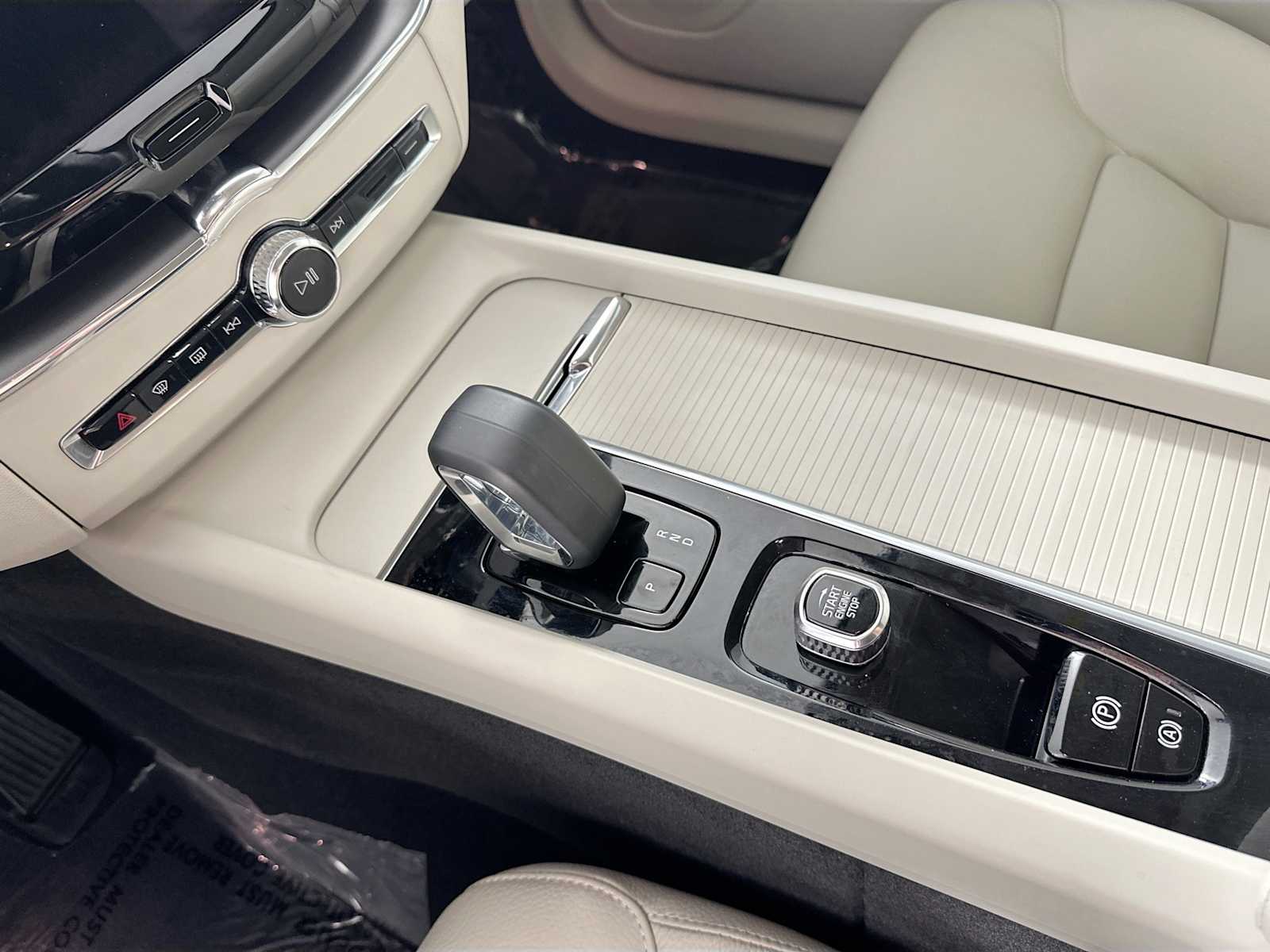 2025 Volvo XC60 B5 Core photo 15