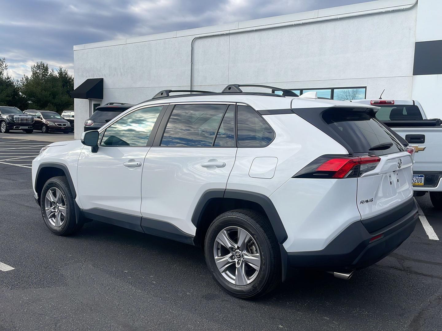 2024 Toyota RAV4 XLE photo 3