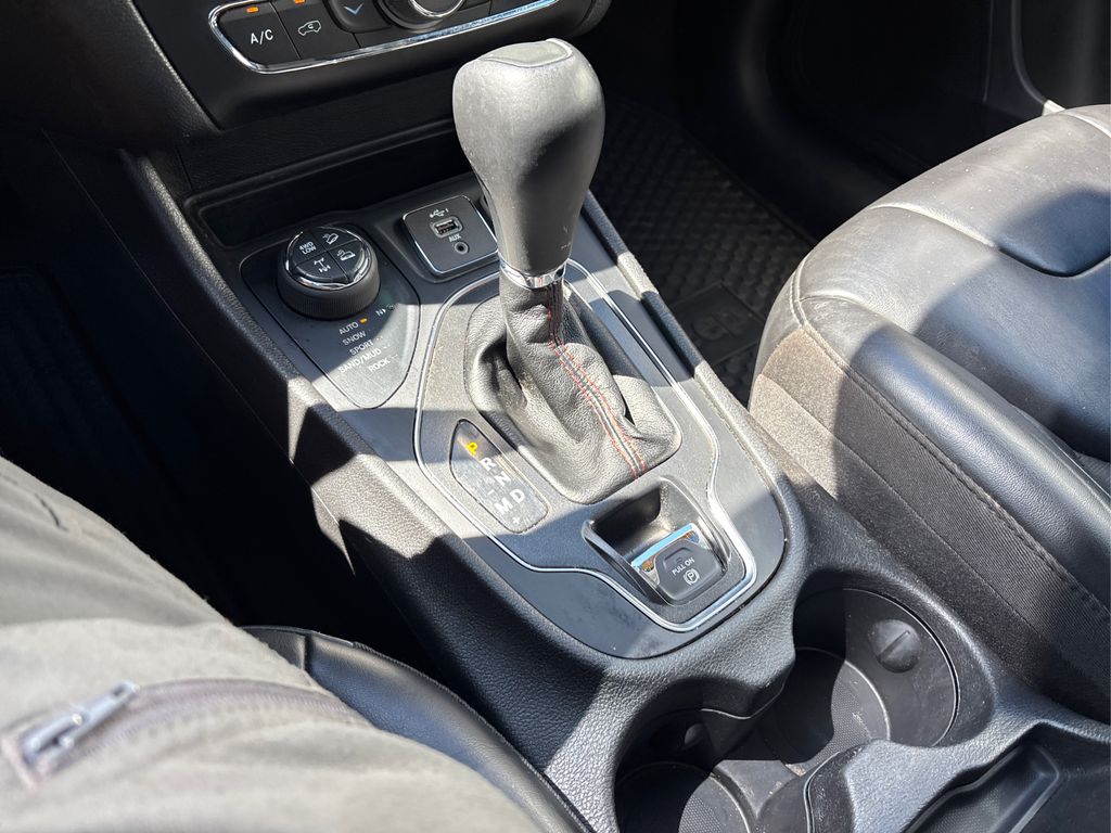 2019 Jeep Cherokee Trailhawk photo 25