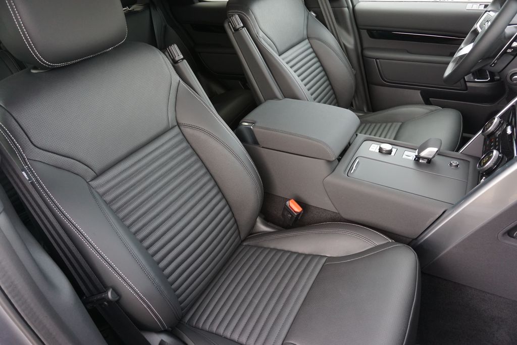2025 Land Rover Discovery S photo 24