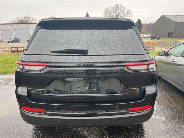 2023 Jeep Grand Cherokee Altitude photo 2
