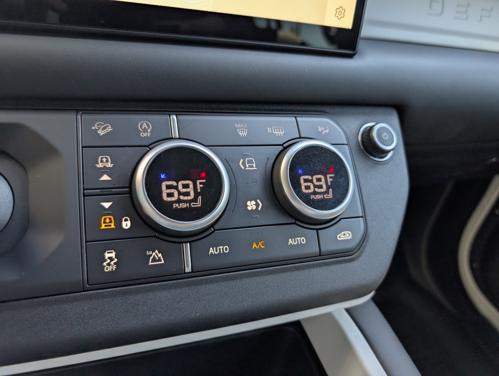 2025 Land Rover Defender 110 X-Dynamic SE photo 16