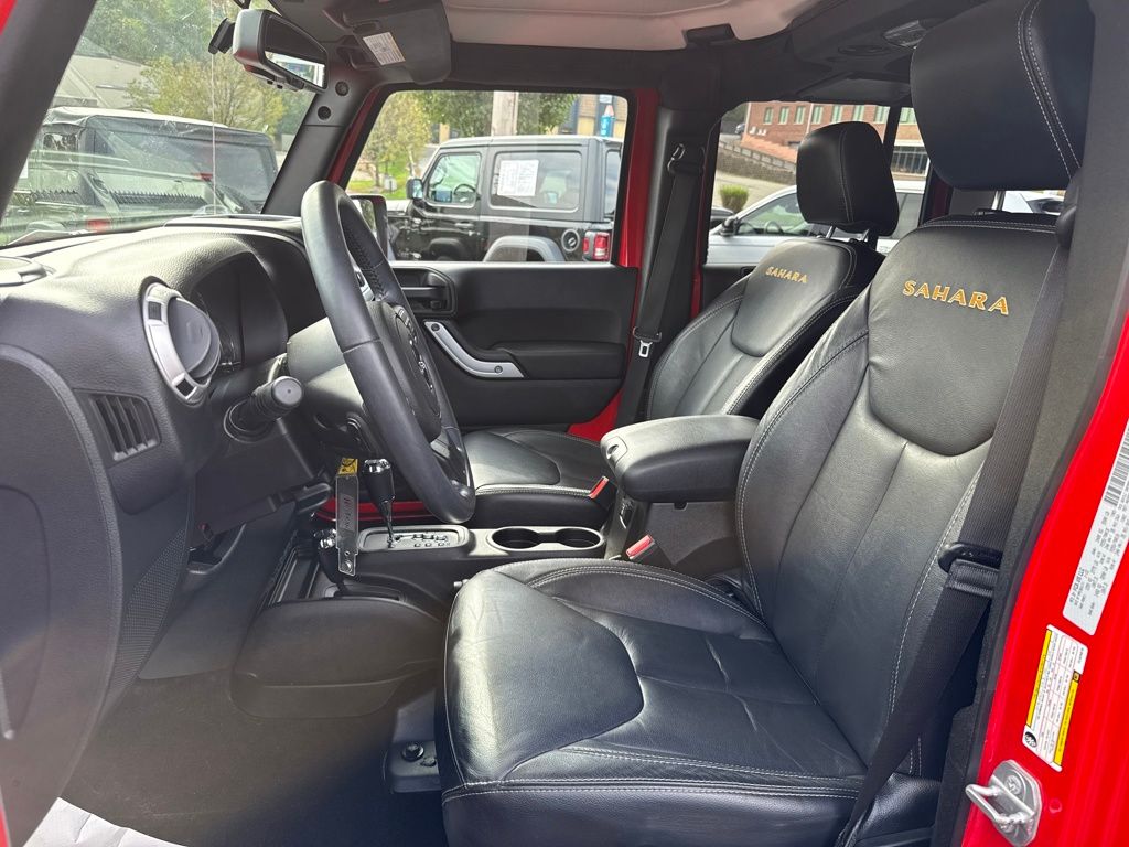 2015 Jeep Wrangler Unlimited Sahara photo 9