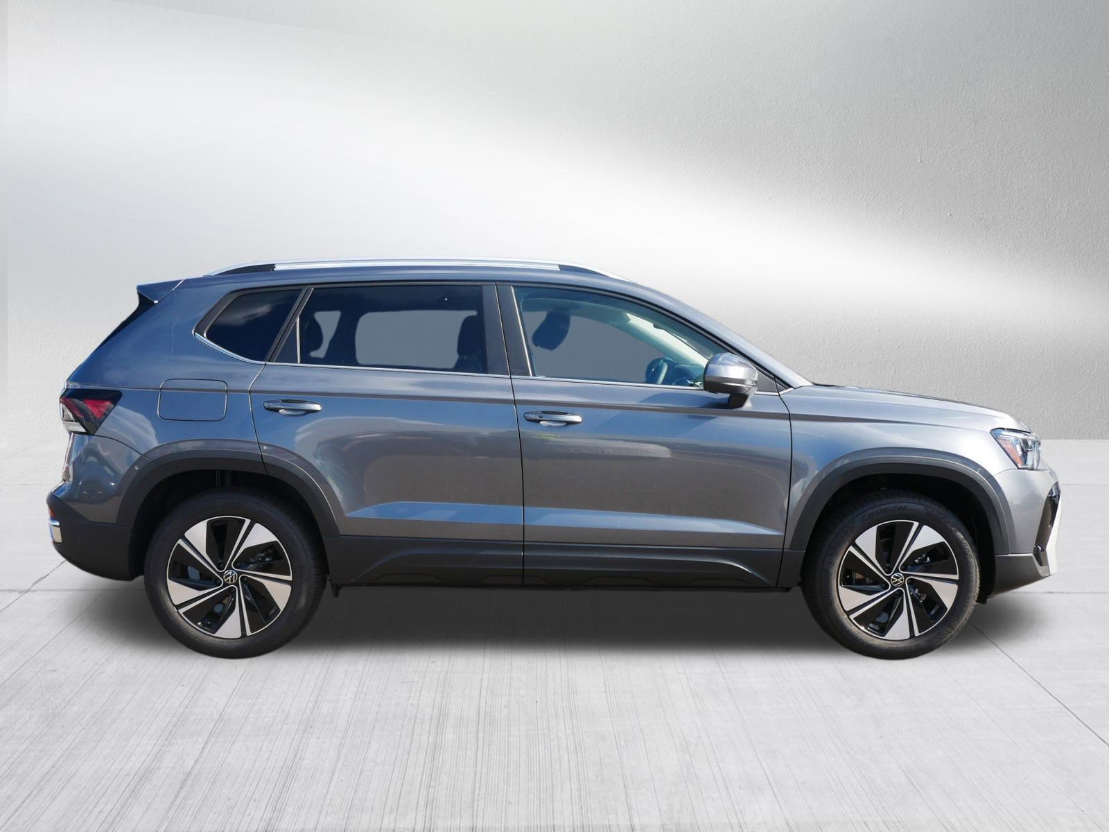 2025 Volkswagen Taos SE photo 2