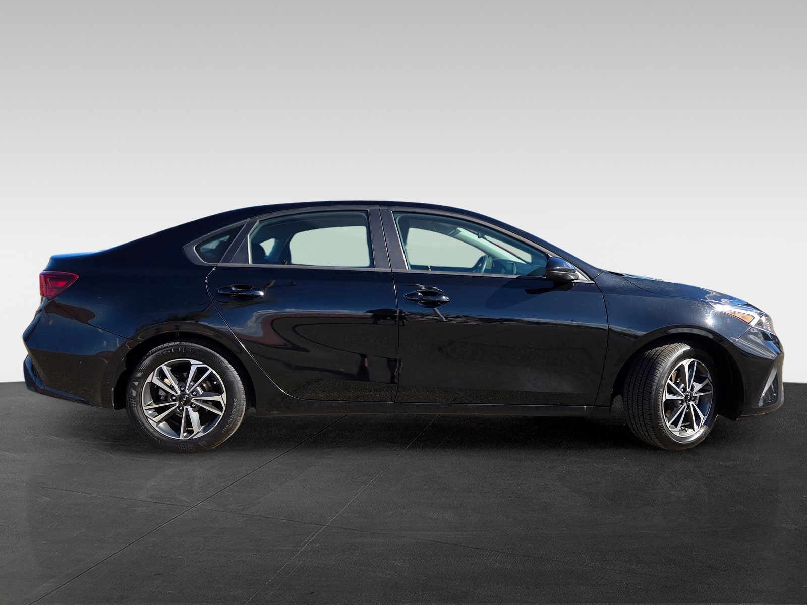 2024 Kia Forte LXS photo 3